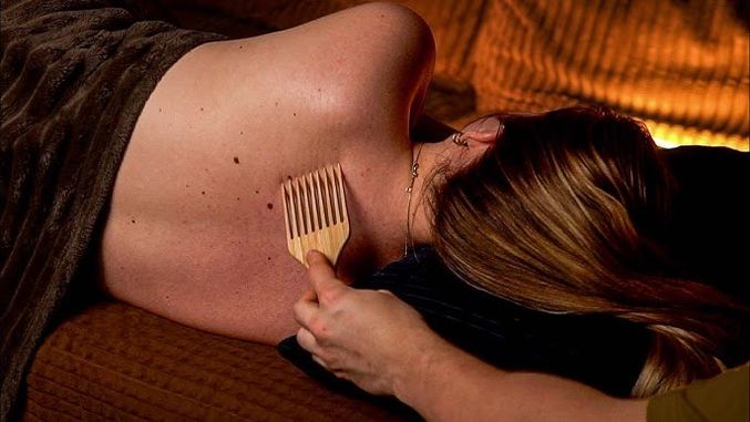 ASMR masszázs tanfolyam gyakorlati oktatással ASMR masszázs tanfolyam bemutató kezelés közben relaxáló érintéstechnikákkal
