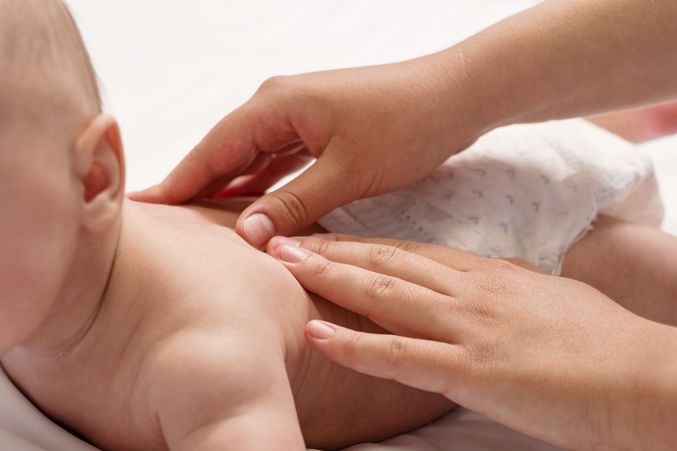 Babamasszázs tanfolyam gyakorlati oktatással Babamasszázs tanfolyam gyakorlati bemutatóval és kíméletes babaérintési technikákkal