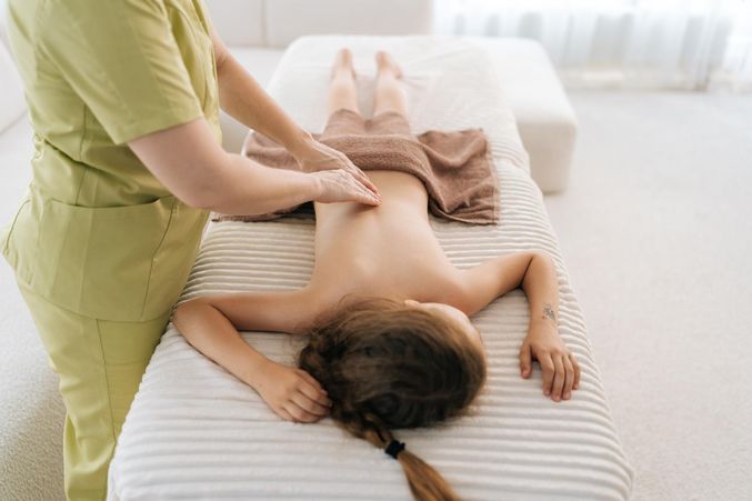 Gyermek masszázs tanfolyam professzionális képzéssel Gyermek masszázs tanfolyam bemutató kezeléssel és wellness szemléletű masszázsfogásokkal