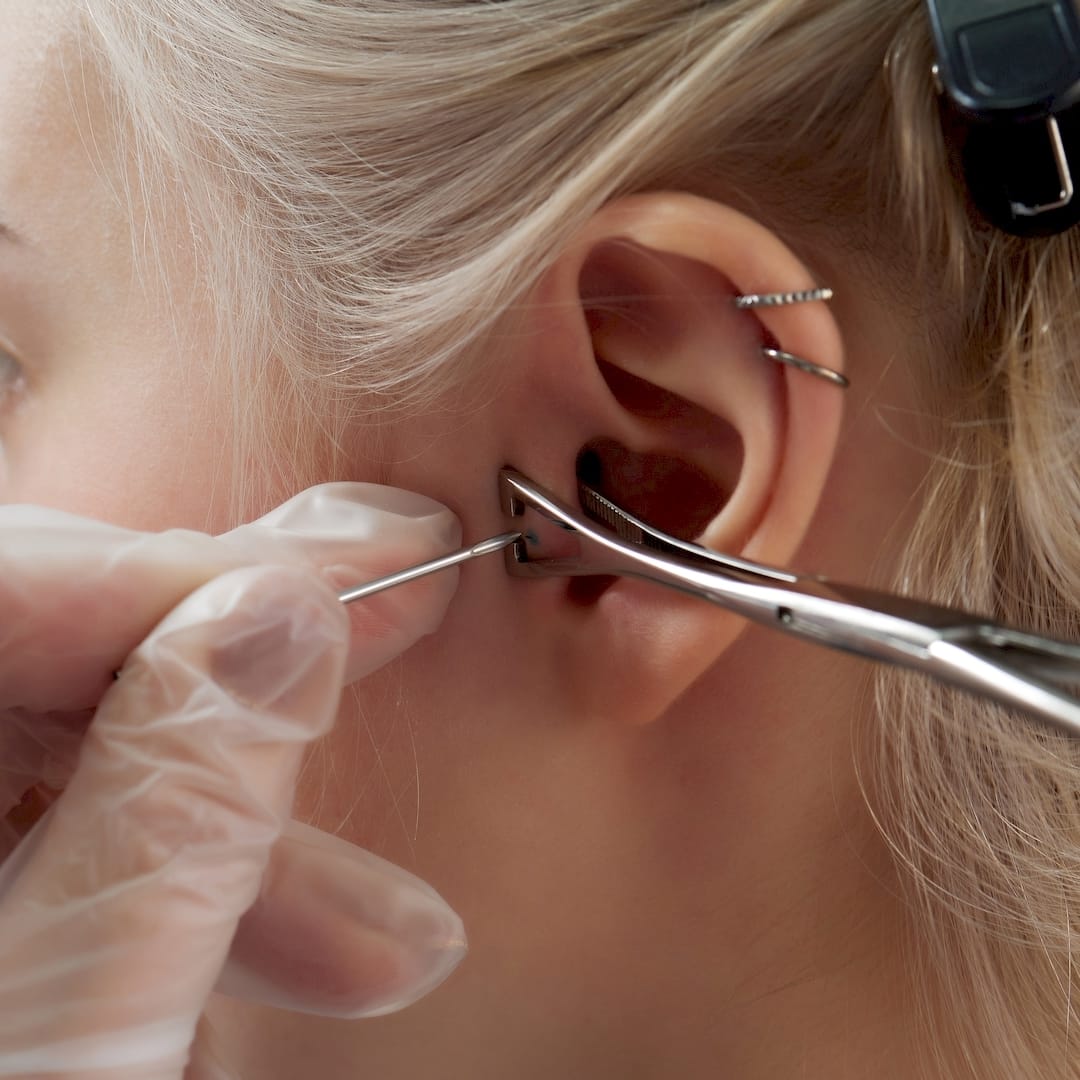 tragus-piercing-szuras-1x1